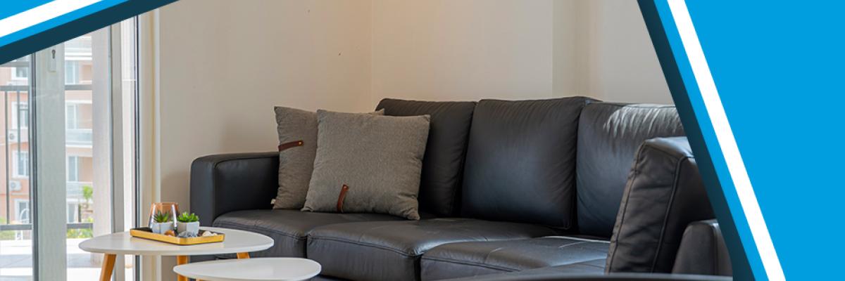 Salón moderno de una casa de vacaciones en Alanya con un sofá cómodo y un ambiente luminoso y espacioso.