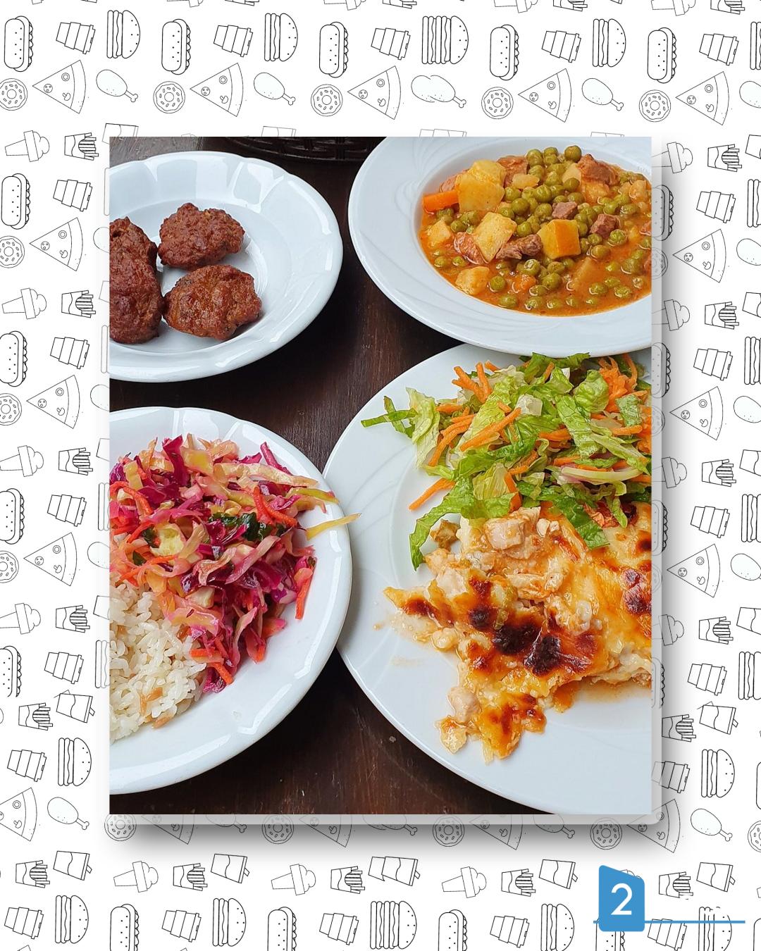 Deliciosa cozinha turca em Alanya com almôndegas, ensopado, salada e um prato assado, perfeito para uma refeição de férias.