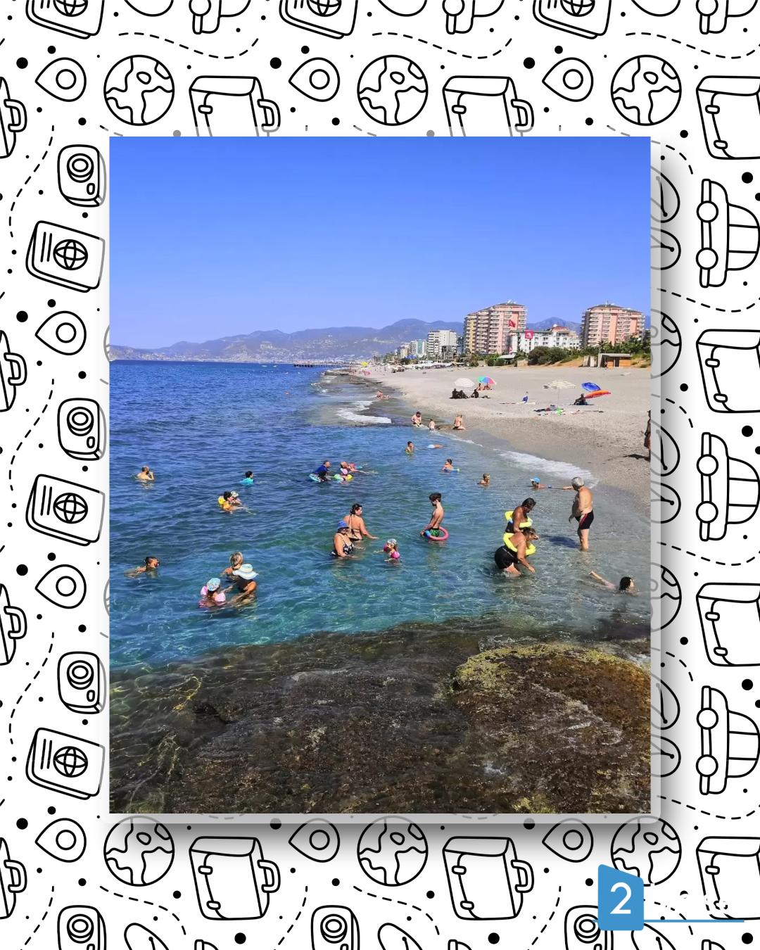 Scène de plage à Alanya : eau turquoise, rivage sablonneux et vacanciers profitant du soleil en Turquie.