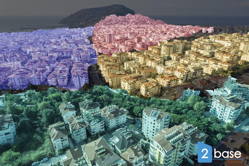 Letecký pohľad na Alanyu, Turecko, ktorý predstavuje rekreačné domy, apartmány a pulzujúcu atmosféru pobrežného mesta.