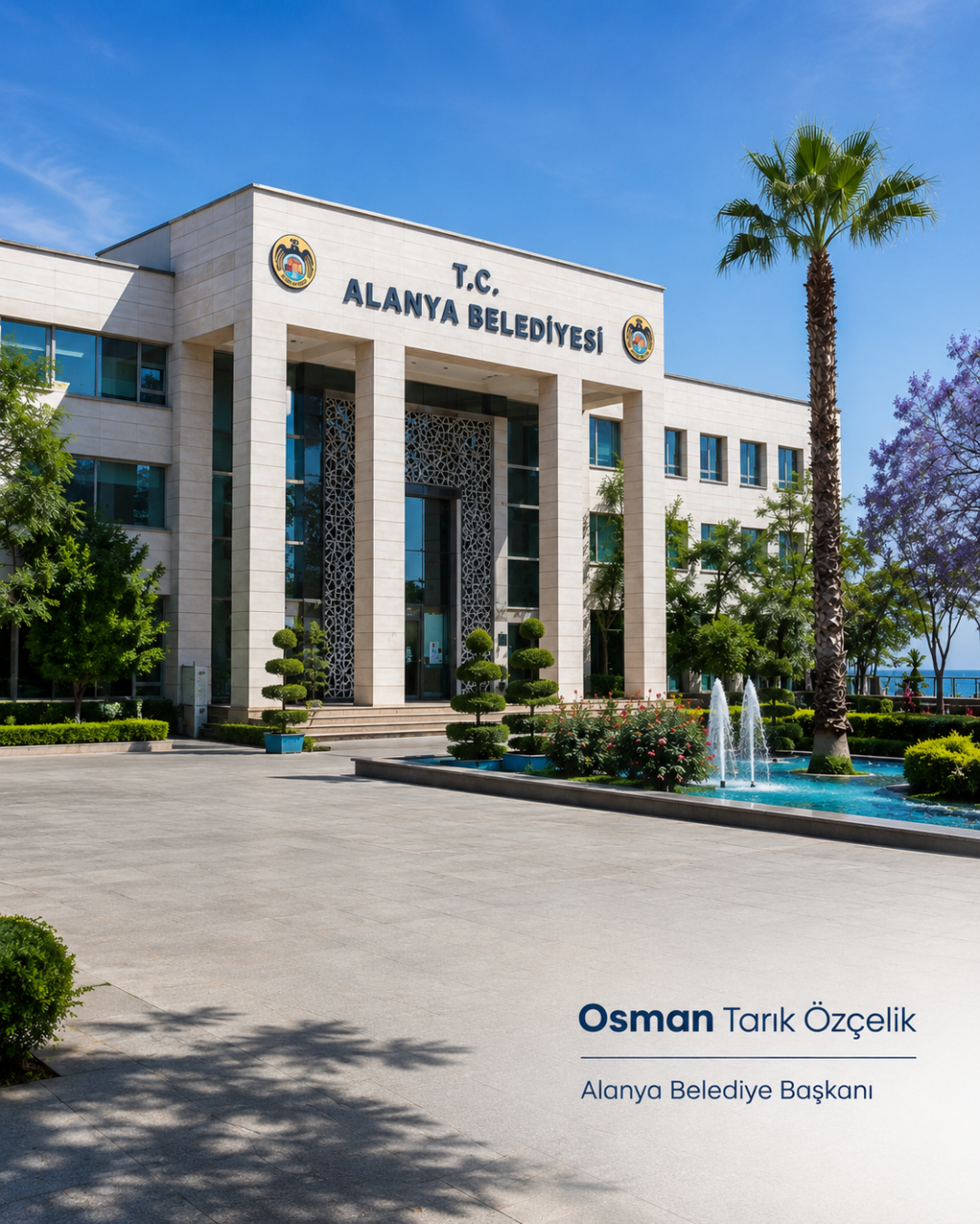 Alanya Belediyesi binası palmiye ağaçları ve fıskiyeyle, davetkar bir turizm merkezi.