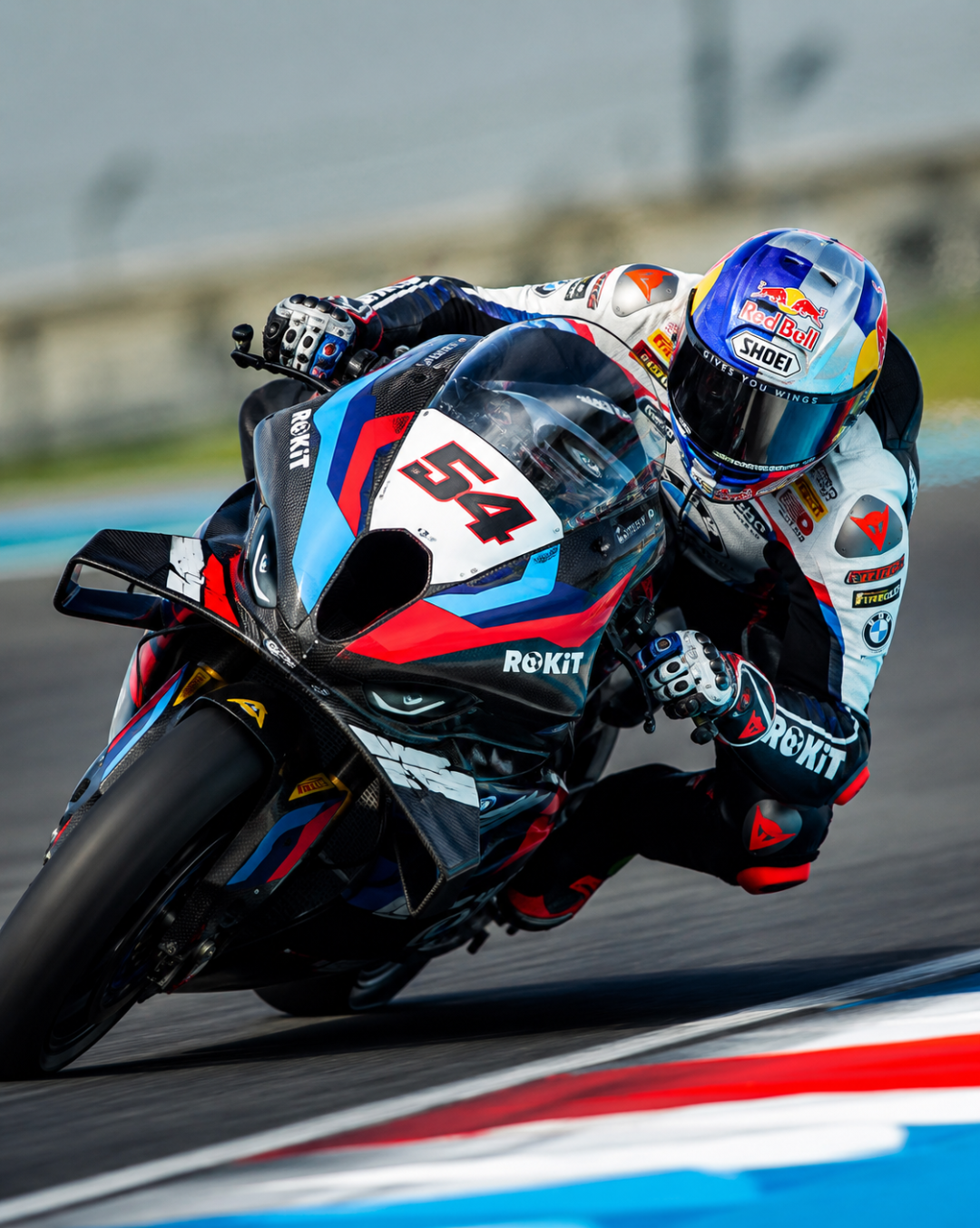Moderná obývacia izba s pohodlnou pohovkou a veľkým oknom s výhľadom na mesto.