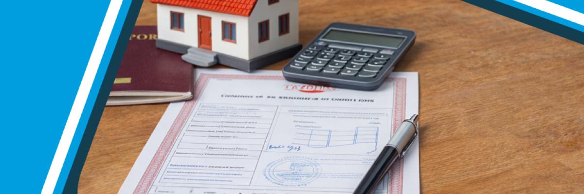 Achat d'une maison de vacances à Alanya : documents, calculatrice et maison modèle représentant un investissement immobilier en Turquie.