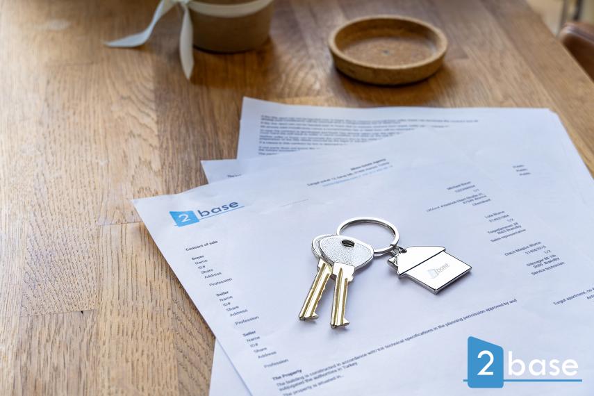 Avaimet ja sopimus Alanyan loma-asunnon ostoon, mikä edustaa turvallista sijoitusta Turkissa.