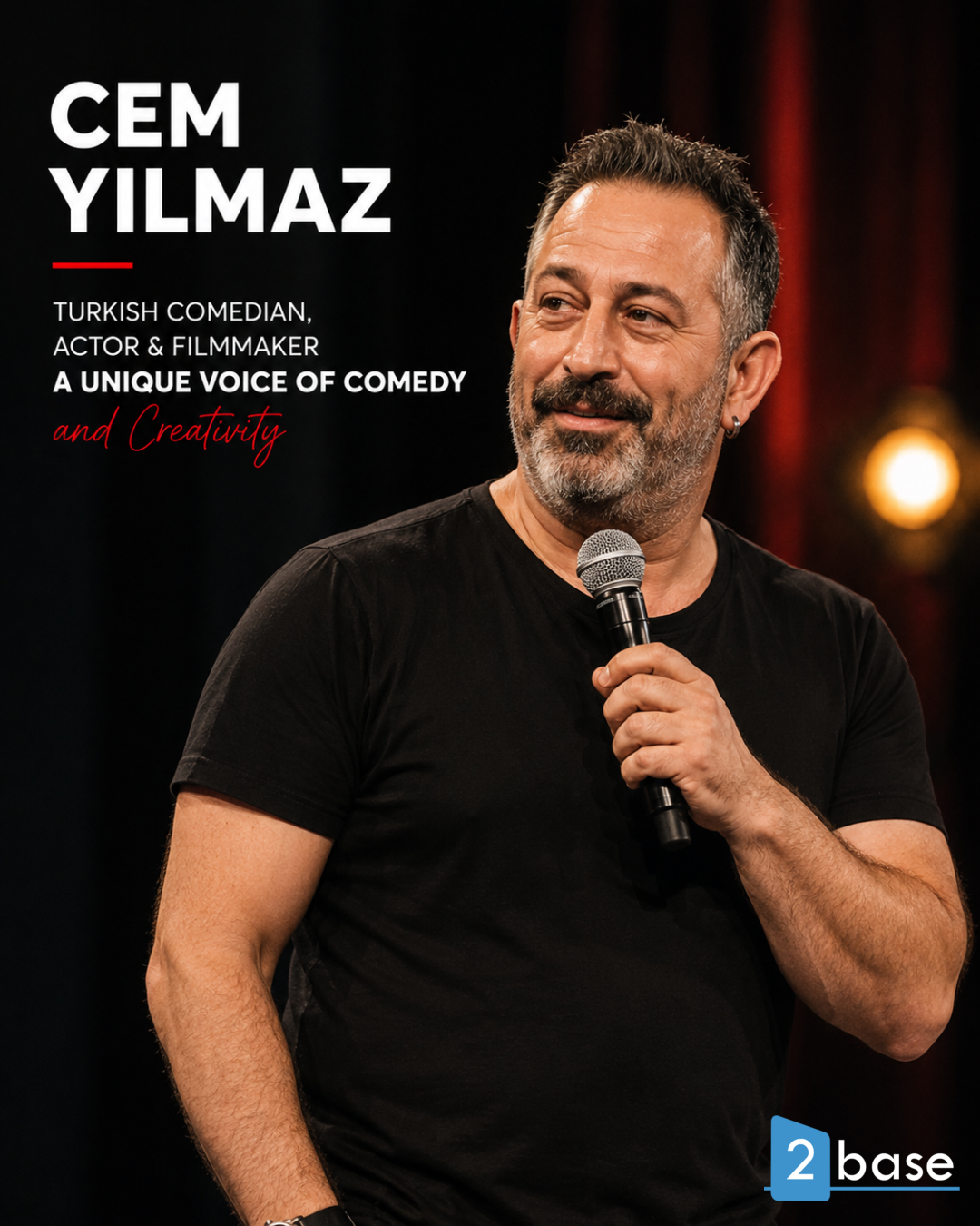 Il comico turco Cem Yilmaz si esibisce dal vivo in un'atmosfera vibrante ed energica.