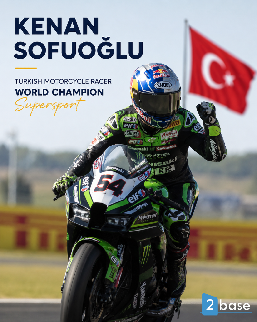 Šampion trkač iz Alanja Kenan Sofuoğlu slavi pobjedu na svom Kawasaki motociklu.