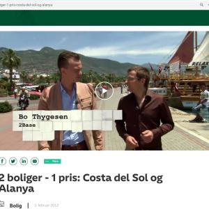 Alanya, Turkki: Kaksi miestä kävelee satamassa, jossa on vuoria ja vene taustalla.